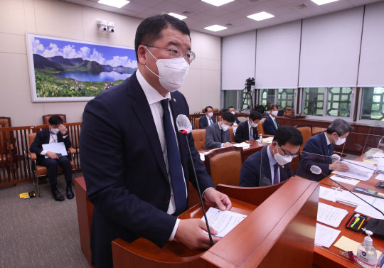 7일 최종건 외교부 1차관이 국회에서 열린 외교통일위 전체회의에서 결산안 제안설명을 하고 있다. 국회사진기자단=연합뉴스.